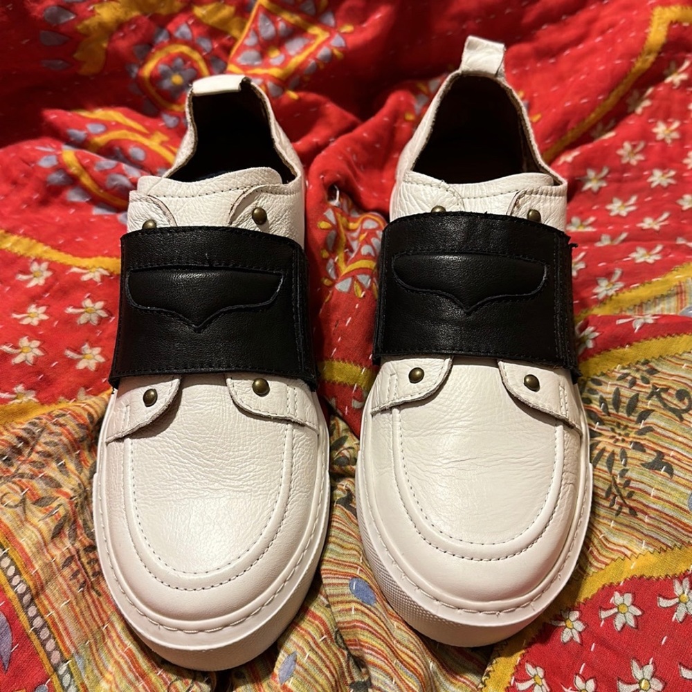 Bueno Relax Leather Sneaker - Size 8.5/39